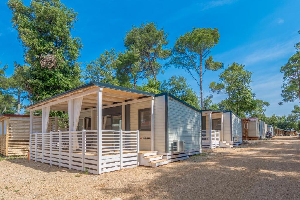een rij modulaire woningen geparkeerd op een rij bij Camping Park Soline - Mendula I Mobile Home in Biograd na Moru