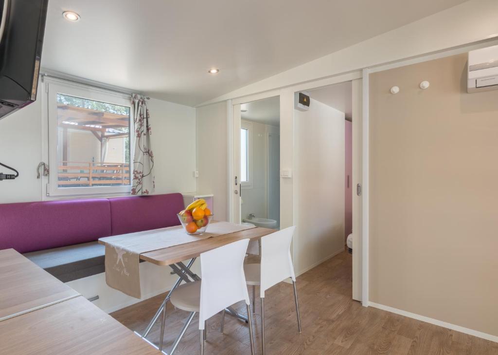 Posezení v ubytování Mendula I - Mobile Home