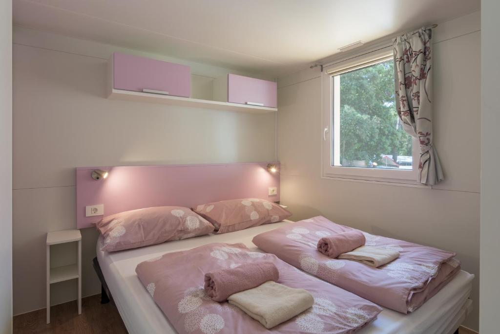 Postel nebo postele na pokoji v ubytování Mendula I - Mobile Home