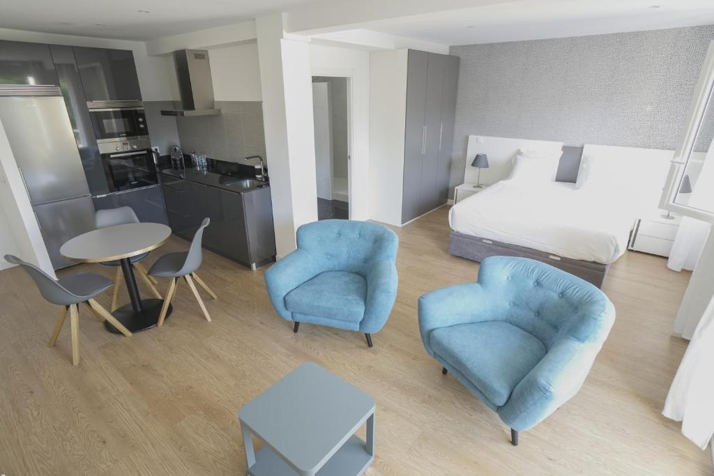 une chambre d'hôtel avec un lit, deux chaises et une table dans l'établissement Parc 709 Bayonne, à Bayonne