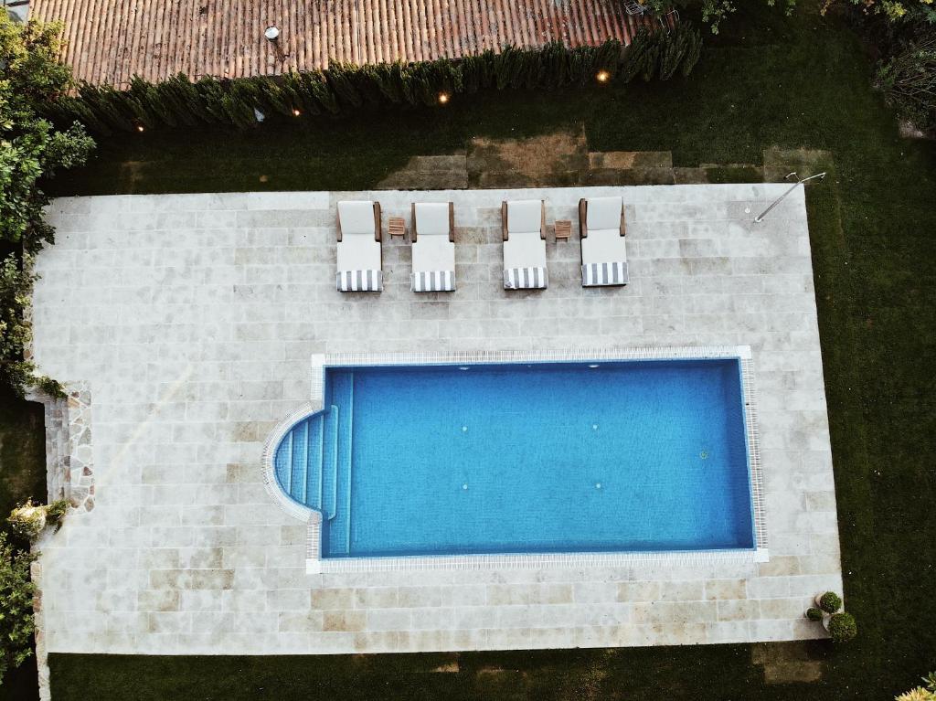 an overhead view of a swimming pool with two lawn chairs at Eco Hotel Nos in Silleda