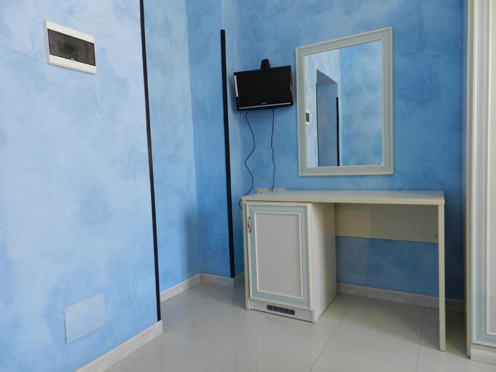 A television and/or entertainment centre at Hotel Air Palace Lingotto