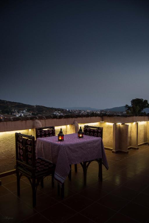 Un balcón o terraza en dar solaiman