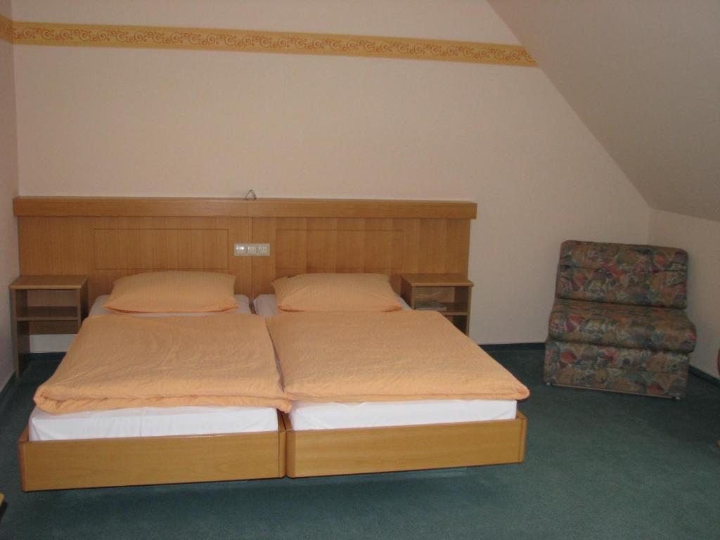 Postel nebo postele na pokoji v ubytování Hotel & Restaurant Zur Weintraube