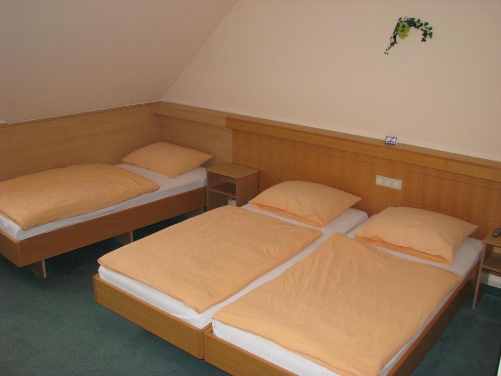 Postel nebo postele na pokoji v ubytování Hotel & Restaurant Zur Weintraube