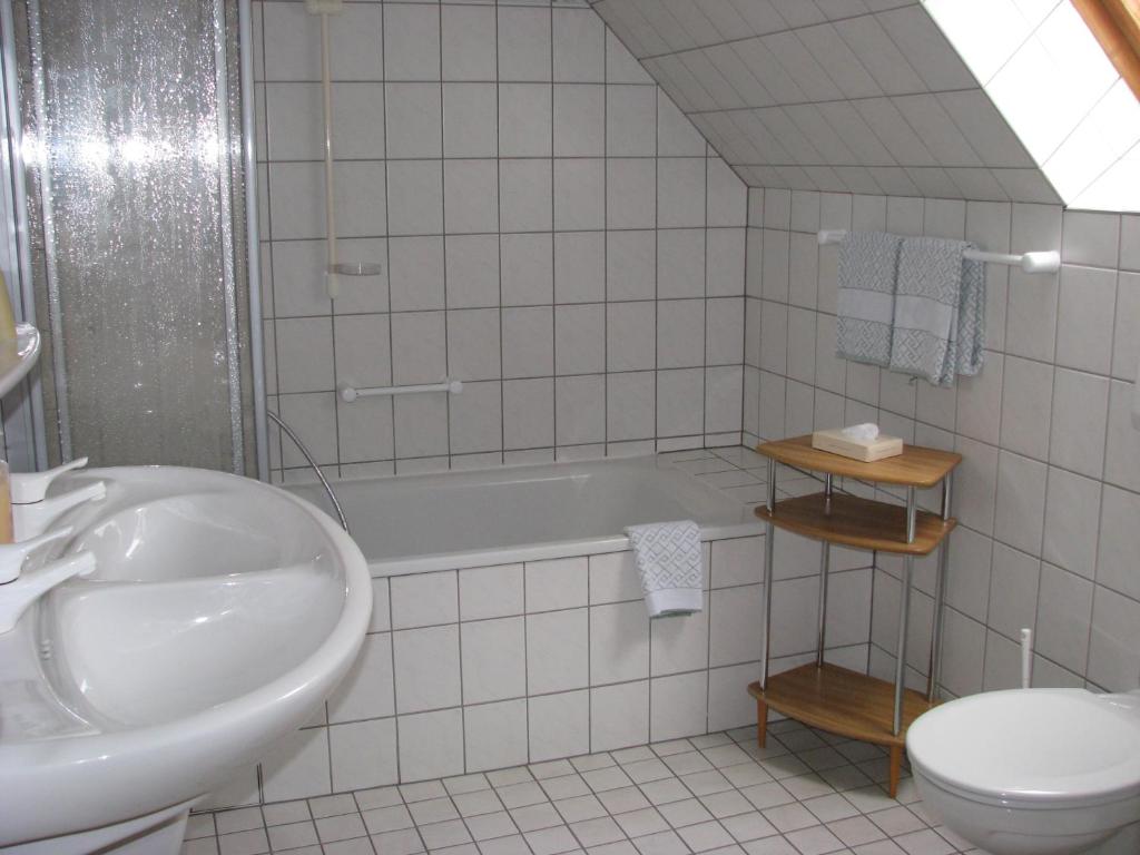 Koupelna v ubytování Hotel & Restaurant Zur Weintraube