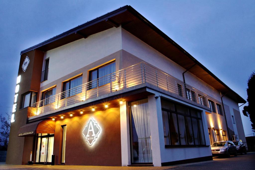 un edificio con balcón con luces encendidas en Hotel Ajax, en Janki
