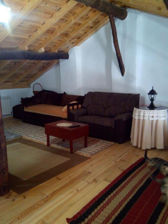 salon z kanapą i stołem w obiekcie Hansel y Gretel w mieście Pedrosa del Rey