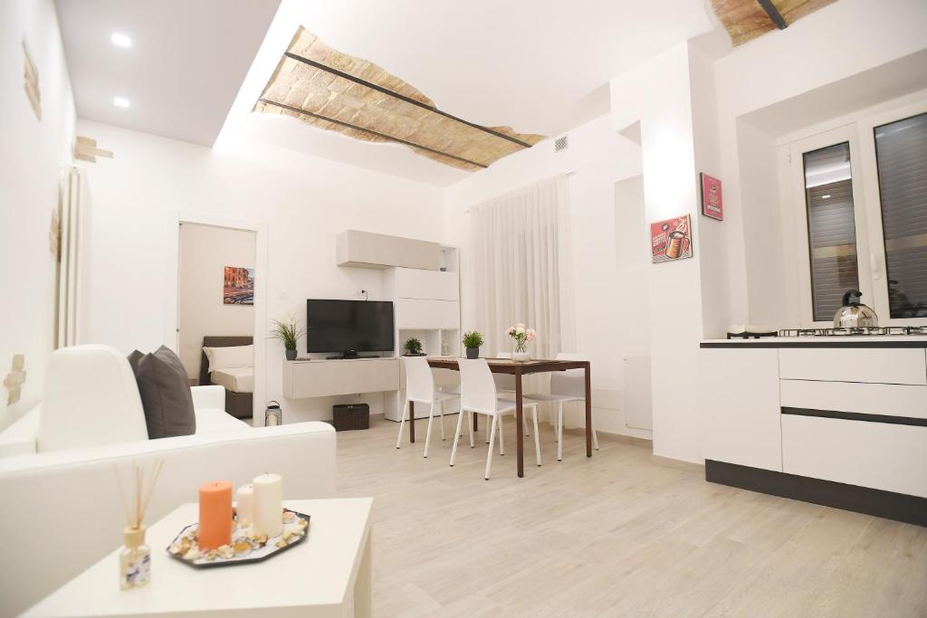Sala de estar blanca con cocina y comedor en LATERANO 250 - COLOSSEO, en Roma