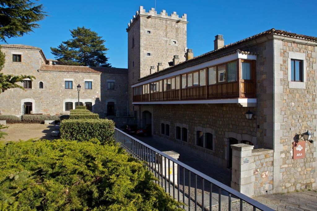 con balcone e vista esterna su un castello. di Parador de Ávila ad Ávila