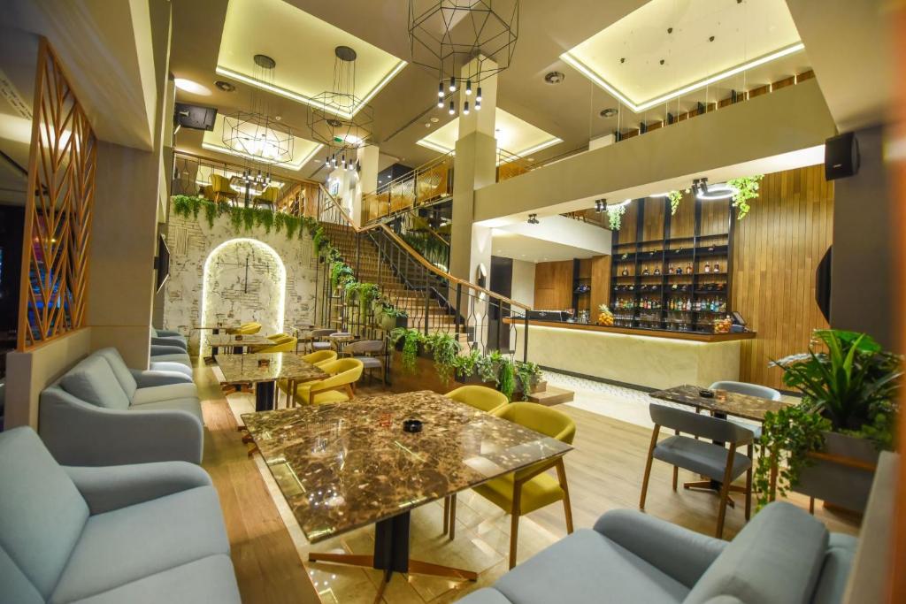lobby restauracji ze stołami i krzesłami w obiekcie Hotel Union w mieście Podgorica