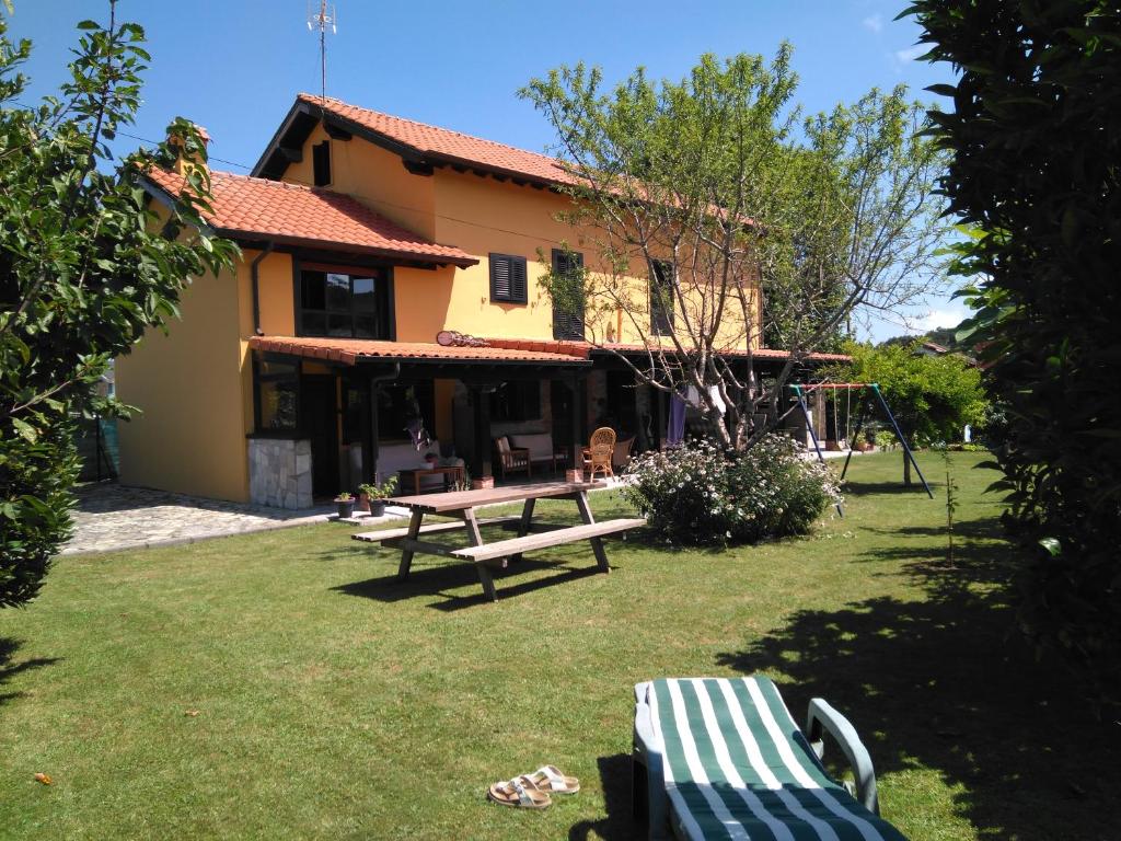 ein Haus mit einem Picknicktisch im Hof in der Unterkunft Finca Josefina in Miengo