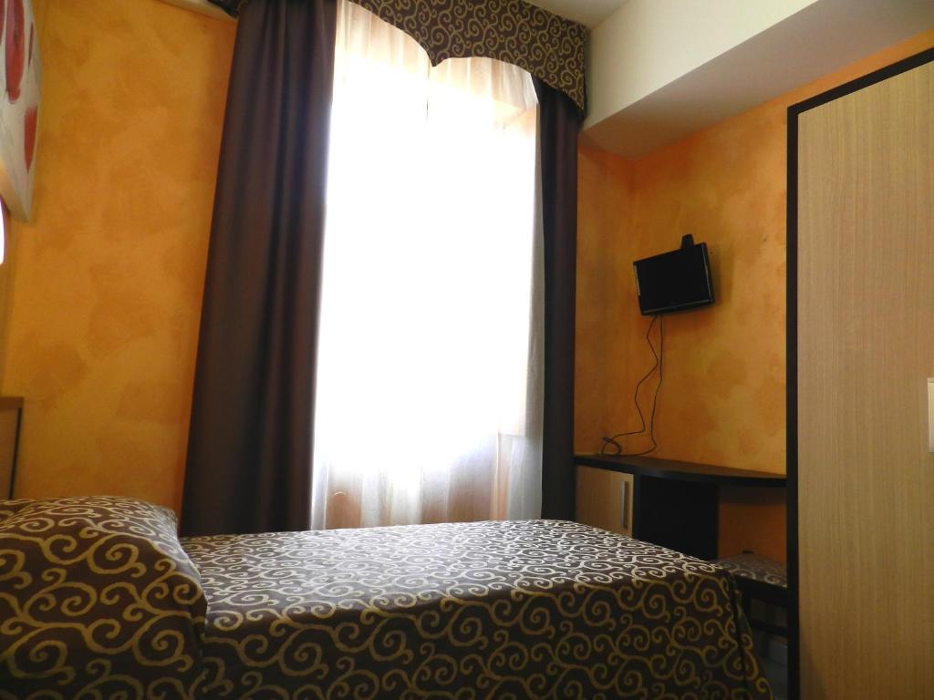 A television and/or entertainment centre at Hotel Air Palace Lingotto