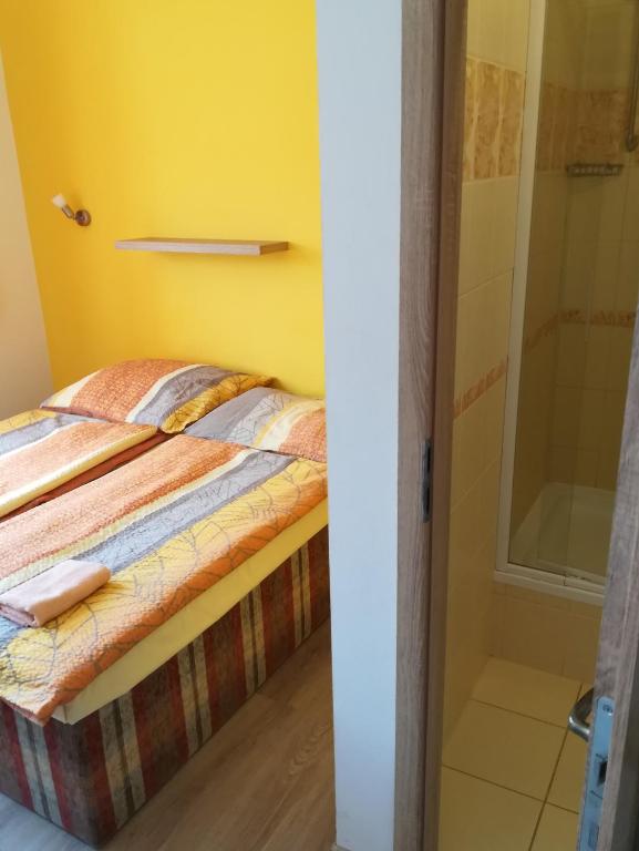 Postel nebo postele na pokoji v ubytování Hotel Děčín