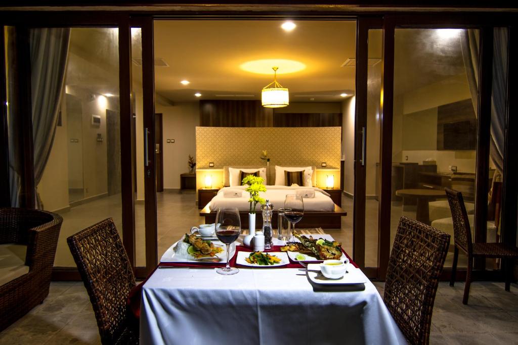 Postel nebo postele na pokoji v ubytování The Royal Shaza Suites