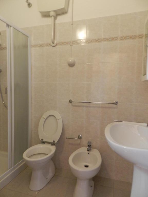 A bathroom at Hotel Air Palace Lingotto