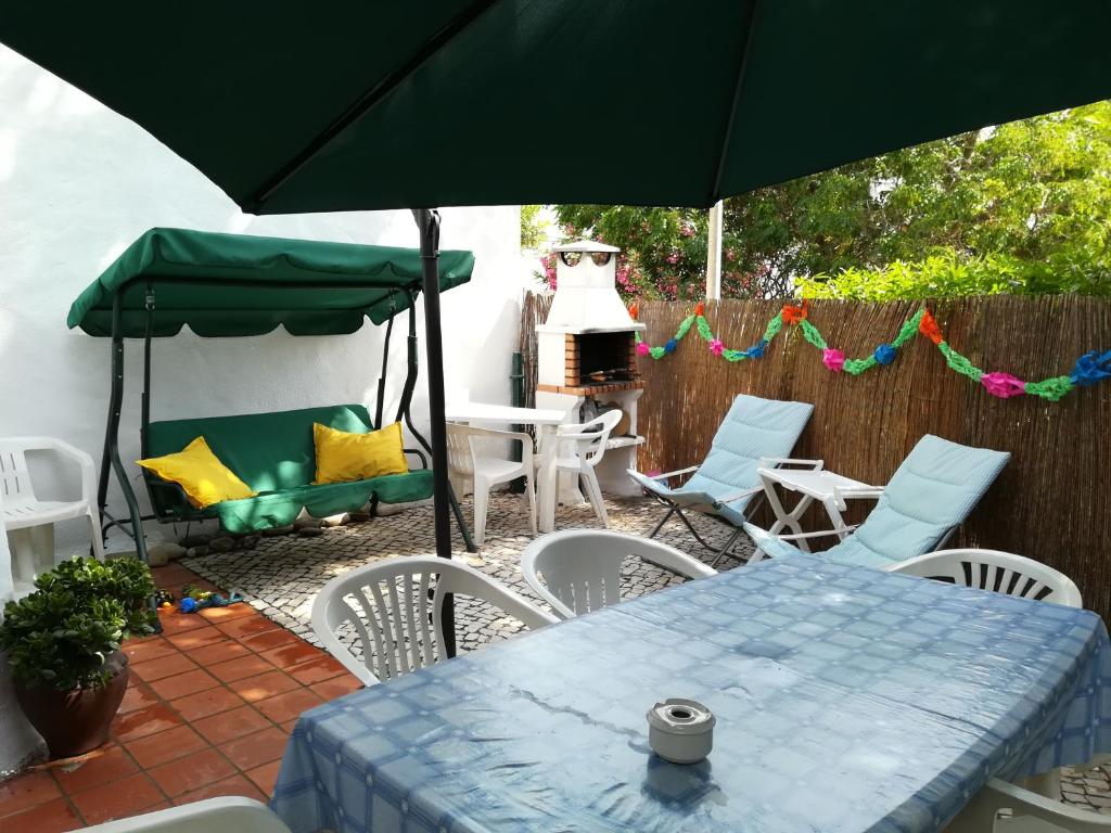ラゴスにあるVilla Britoのパティオ(テーブル、椅子、パラソル付)