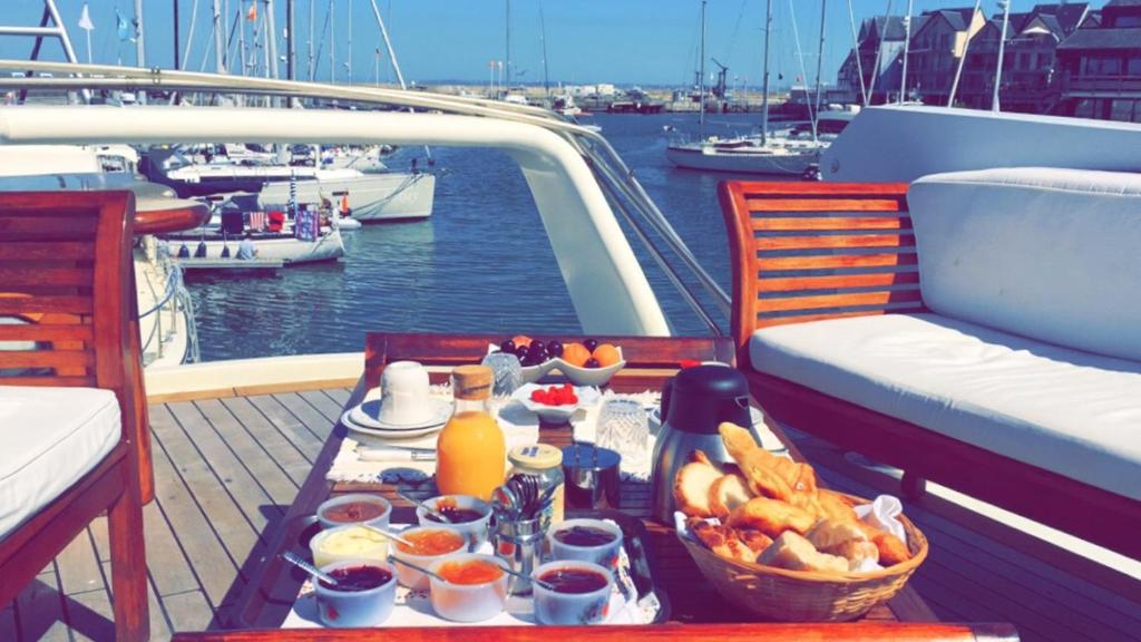 un vassoio di cibo su un tavolo su una barca di Yacht Deauville a Deauville