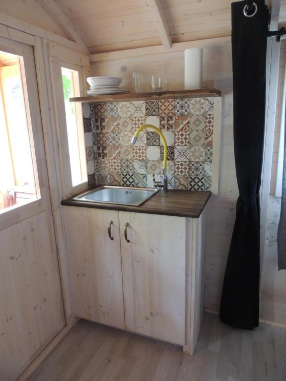 A kitchen or kitchenette at Càmping l'Alguer