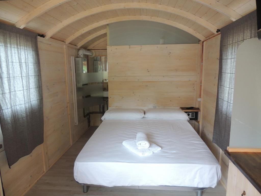 A bed or beds in a room at Càmping l'Alguer