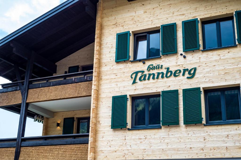 un edificio con persianas verdes a un lado en Haus Tannberg, en Riezlern