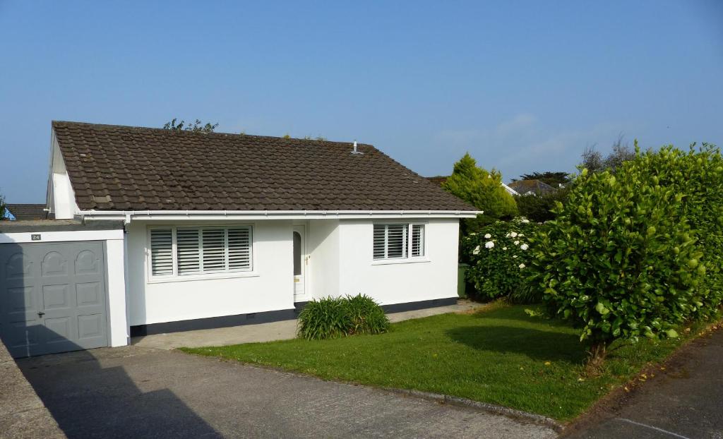 a white house with a brown roof at Menhyr in Carbis Bay