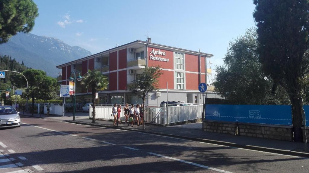 un edificio al lado de una calle en Residence Ambra, en Riva del Garda