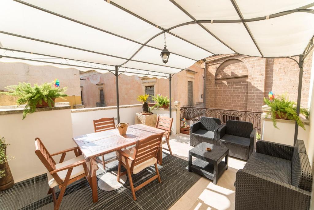 patio con tavolo e sedie sul tetto di B&B La Campana Salentina a Galatone