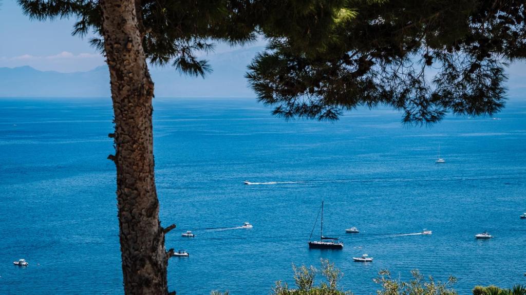 Blick auf das Meer mit Booten im Wasser in der Unterkunft Villa Zabbara Capo Zafferano in Bagheria