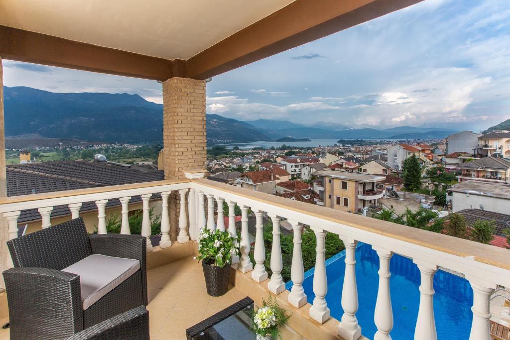 A general mountain view or a mountain view taken from A villát