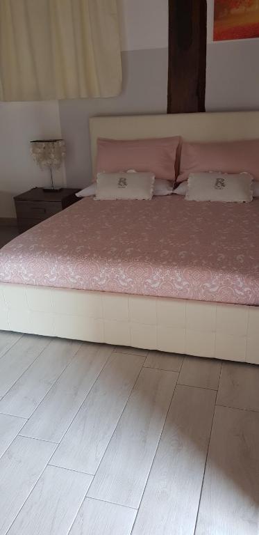 A bed or beds in a room at L'oasi di Ambra
