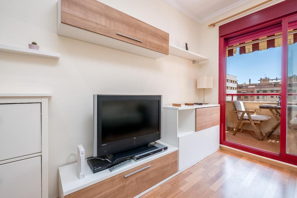 Televízia a/alebo spoločenská miestnosť v ubytovaní Apartamento Parque litoral