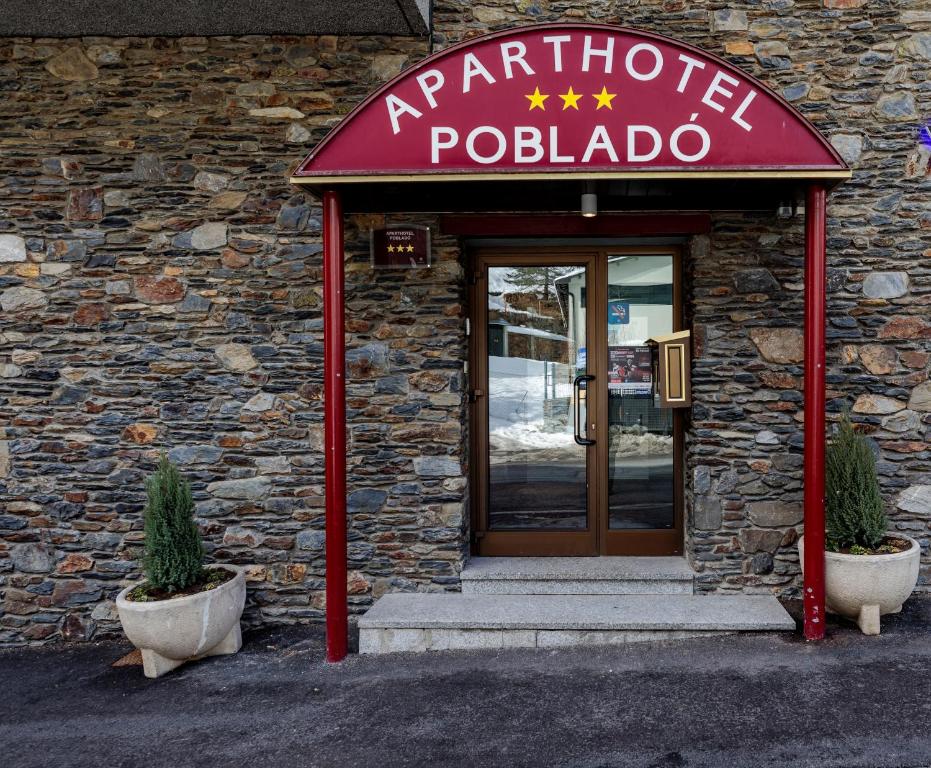 ein Gebäude mit einem Schild, das Antipothe Polloda liest in der Unterkunft Apartamentos Turisticos Poblado in Arinsal