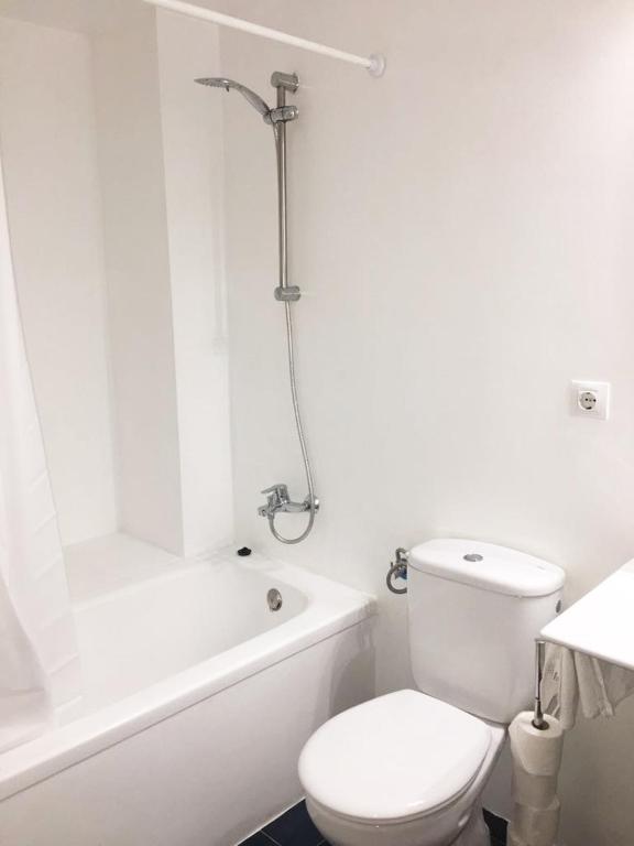 A bathroom at Apartamentos Albertos