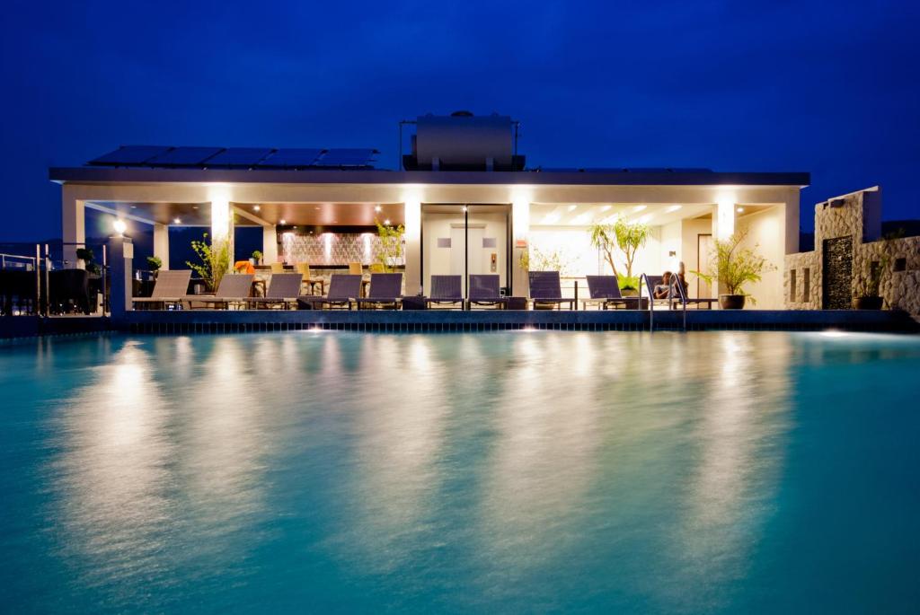 Bazén v ubytování YouDee Hotel Patong - formerly Meir Jarr Hotel Patong nebo v jeho okolí