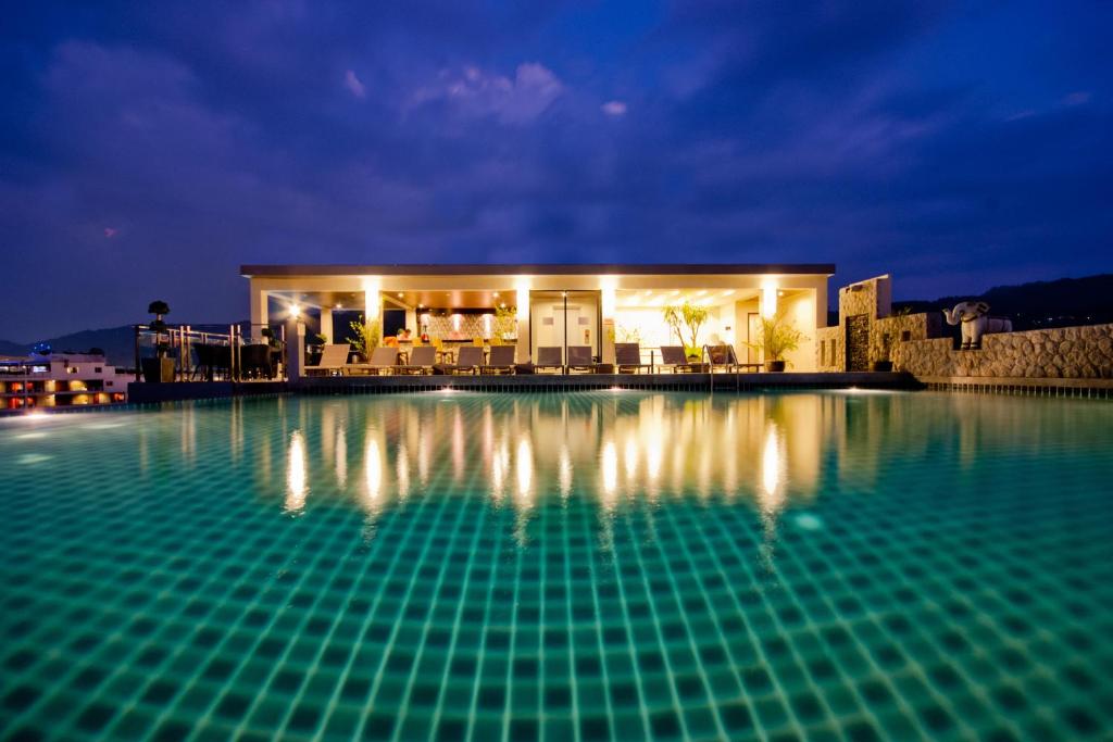 Bazén v ubytování YouDee Hotel Patong - formerly Meir Jarr Hotel Patong nebo v jeho okolí