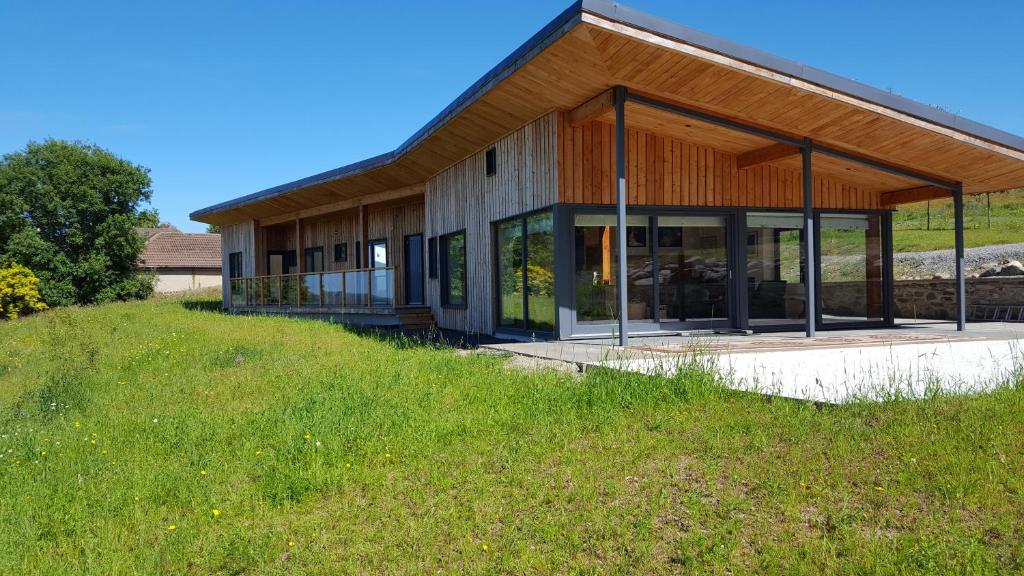 uma casa numa colina com um campo relvado em Wester Blackpark Farm em Inverness