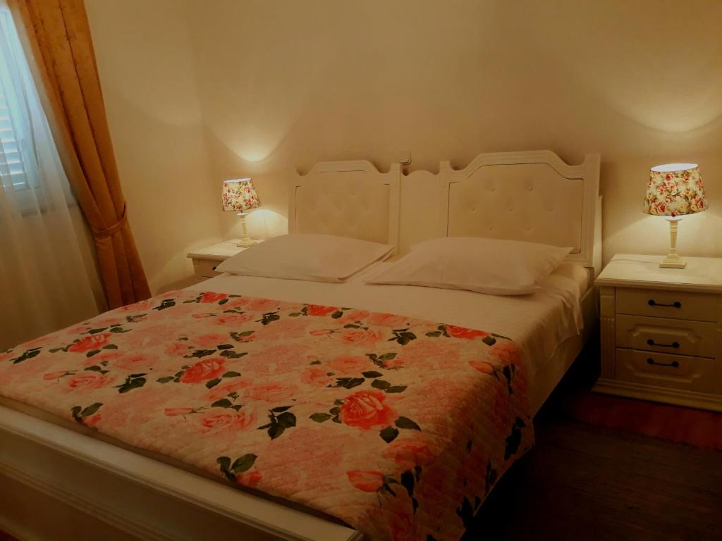 Postel nebo postele na pokoji v ubytování Apartments Vrisak