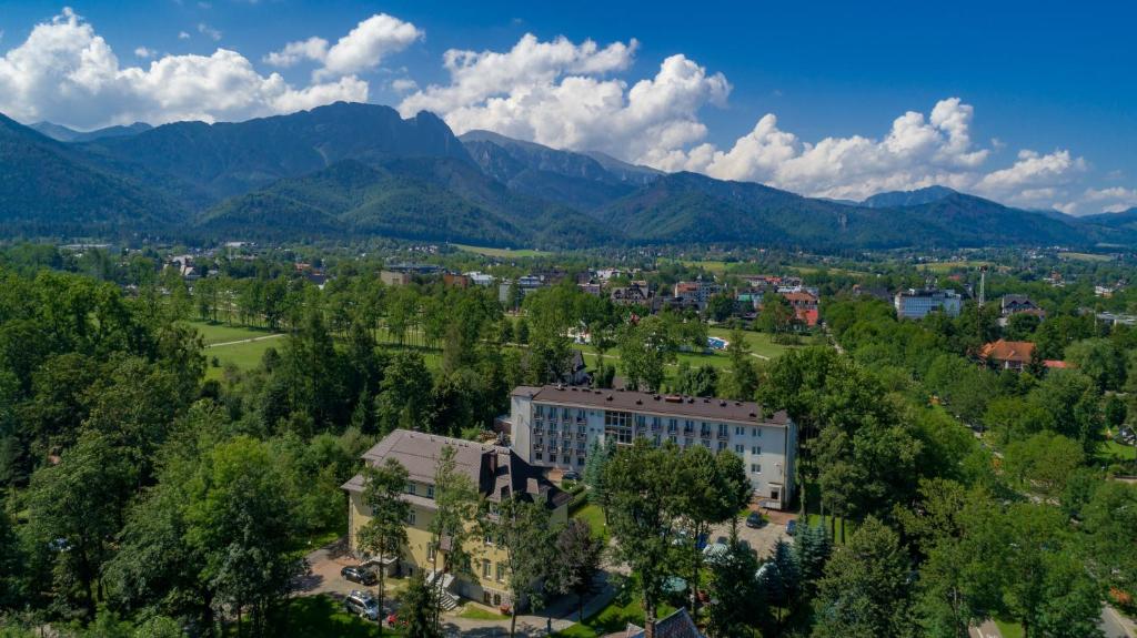 een luchtzicht op een stad met bergen op de achtergrond bij Halny Pensjonat in Zakopane