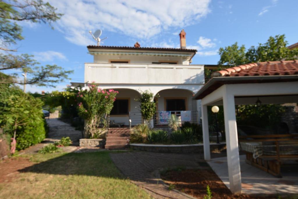 Biały dom z dachem w obiekcie Ksenija w mieście Kornić