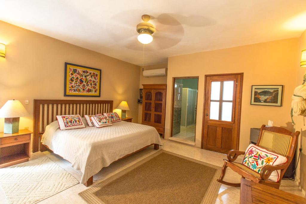 Postel nebo postele na pokoji v ubytování Casa Quetzal Hotel