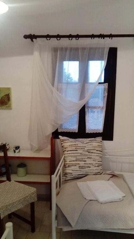 Postel nebo postele na pokoji v ubytování Charouda Stone Tower