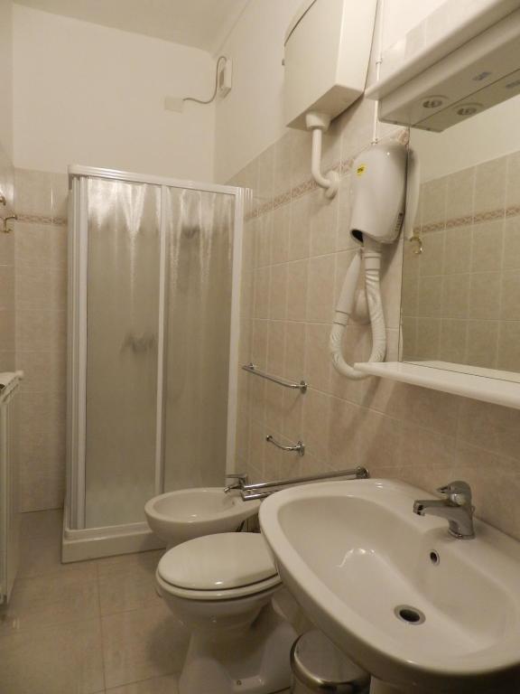 A bathroom at Hotel Air Palace Lingotto