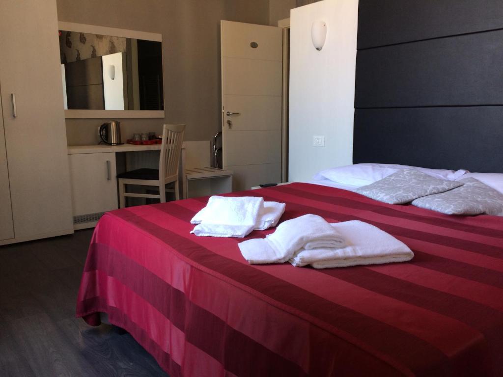 - une chambre avec 2 lits et des serviettes dans l'établissement Morfeo Suite, à Rome