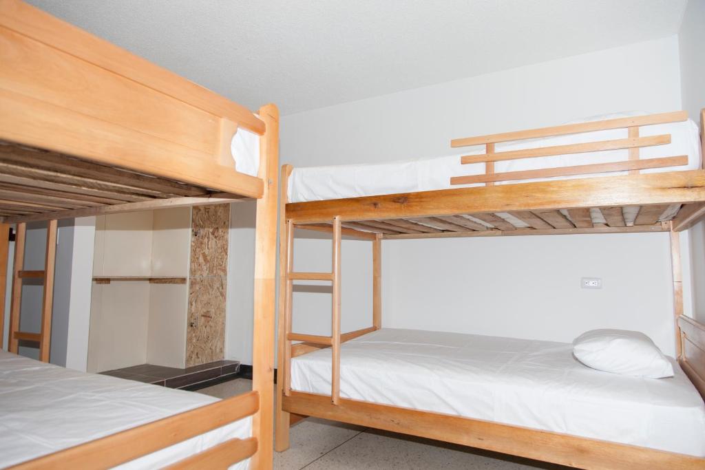 Voodi või voodid majutusasutuse Les Balcons Hostel toas