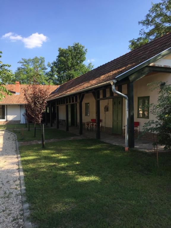 dom z zielonymi drzwiami i ogródkiem w obiekcie Farm house w mieście Domaszék