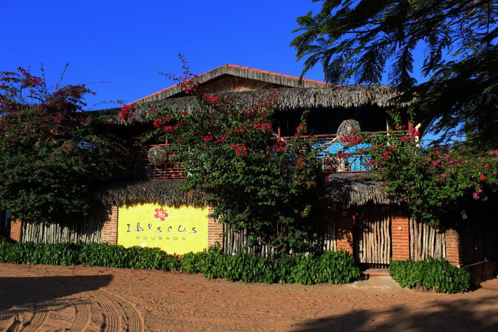 um edifício com flores ao lado em Pousada Ibiscus em Jericoacoara