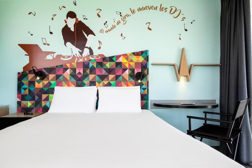 Postel nebo postele na pokoji v ubytování Ibis Styles Merida Galerias