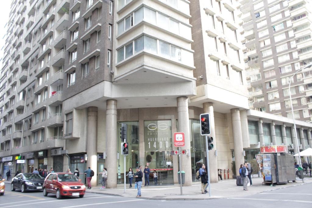 een gebouw in een stadsstraat met een verkeerslicht bij Gloria in Santiago