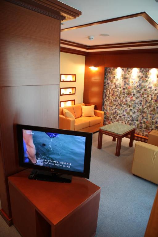 TV a/nebo společenská místnost v ubytování Garni Hotel Aleksandar